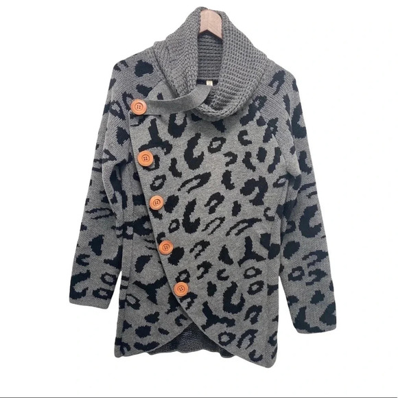 NWT Grecerelle Sweater Gray Cheetah Cowl Neck Asymmetric Button Tulip Hem Size M - Picture 2 of 9